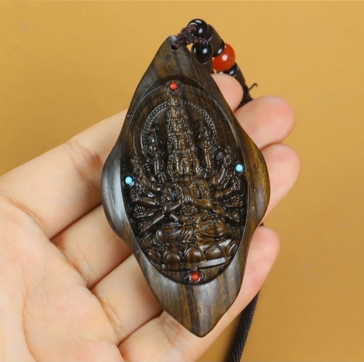 【大師開光】印尼達拉手工雕刻千手觀音吊墜（沉香木），由大師親自開光，散發神秘的能量！辟邪化煞，增添財源滾滾，祛病消災，為你帶來全方位的祥瑞庇佑。